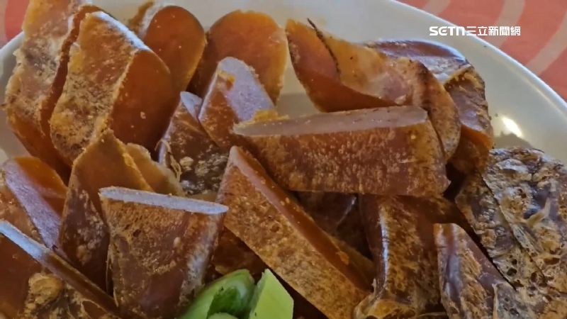 營養師高敏敏提醒，過年零食小小一口，熱量卻不低，多數等同1/4至3/4碗飯。相較之下，烏魚子營養較佳，但仍應適量食用。（示意圖／三立資料照）