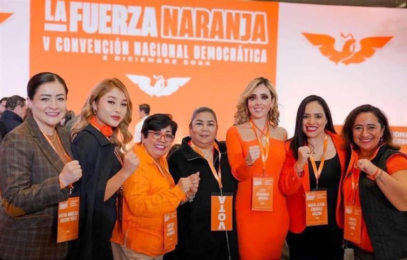 拉米蕾茲（左二）就讀於韋拉克魯茲大學法律系，學業表現亮眼。（圖／翻攝自X平台）