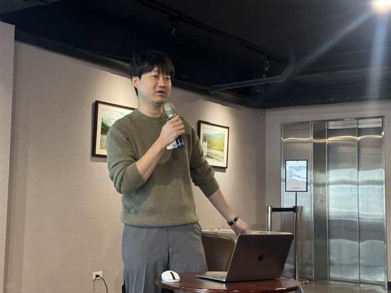 比特幣狂飆，想在台灣開交易所卻難如登天？信曦國際商務法律事務所律師曹維傑揭密，台灣將迎來虛擬資產專法時代，為了能妥善合規，保障用戶資產安全，想拿牌照得先闖好幾關：資本額專法雖暫時無未明文而另外授權主管機關定之，但預估至少需2至3億以上，內控以及資安要求比照金融業規格。他示警，由於無牌經營將面臨刑責，而為了取得牌照，合規成本肯定會比現在登記制度下，更大幅提高，也因此只有資本雄厚的正規軍能存活。（圖／記者師瑞德攝影）