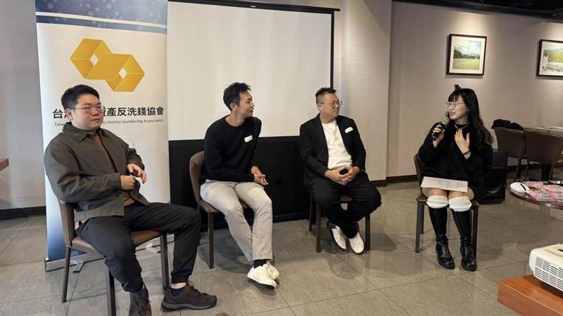 虛擬資產監管進入深水區！反洗錢協會年度論壇聚焦2027年專法挑戰。專家指出，法遵職能已從單純合規轉型為風險控管樞紐，與銀行建立「絕對透明」的信任關係更是金流暢通關鍵。面對產業升級，具備資安、財務思維的跨域法遵人才將成市場搶手貨，更是企業接軌國際與落實治理的核心競爭力。台灣大哥大虛擬資產交易所法遵主管羅博威、台北市調查處調查官Louis、以及台灣虛擬資產反洗錢協會理事長簡書永。（圖／記者師瑞德攝影）