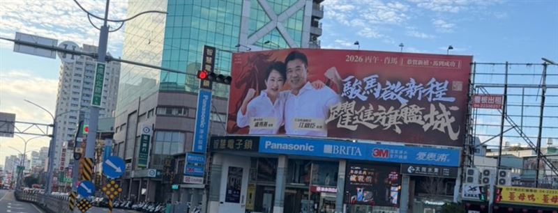 台中市區多處重要路口已掛上江啟臣與盧秀燕的合體看板（圖／江啟臣辦公室提供提供）