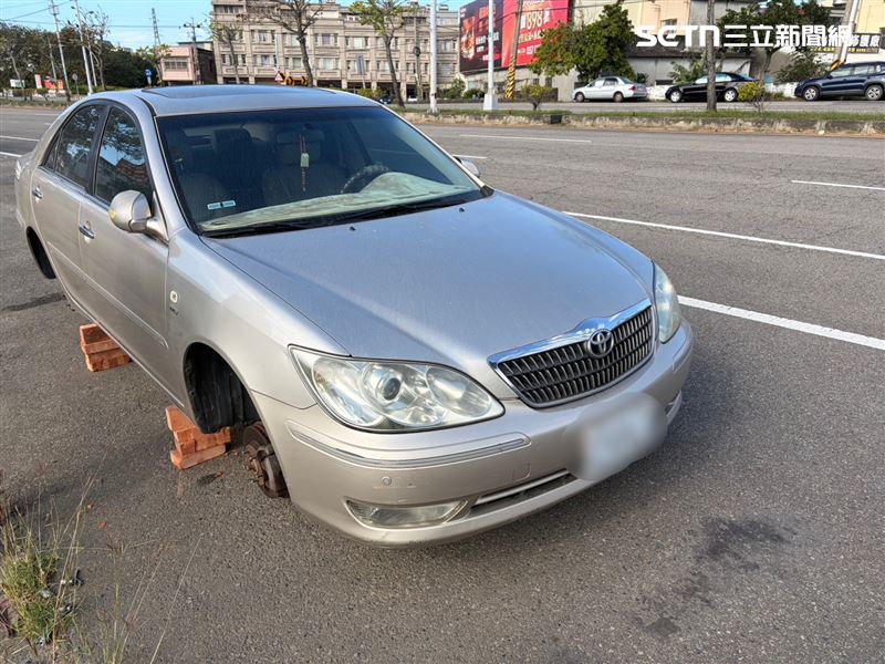 苗栗通霄鎮台一線附近發生輪胎竊案，3輛車停路邊慘遭卸胎。（圖／翻攝畫面）