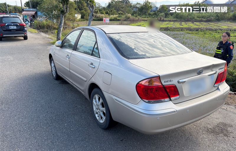 車主將愛車停在台一線旁，被竊賊盯上，車輪不翼而飛。（圖／翻攝畫面）