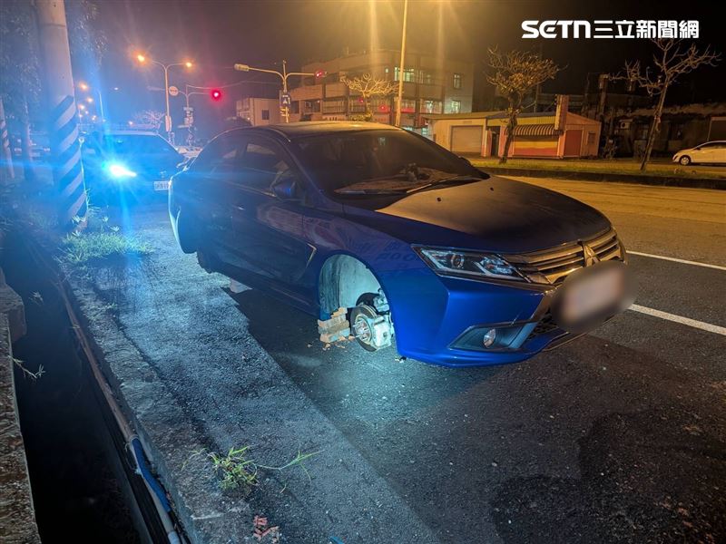 苗栗通霄鎮輪胎大盜出沒，3輛車停路邊慘遭卸胎。（圖／翻攝畫面）