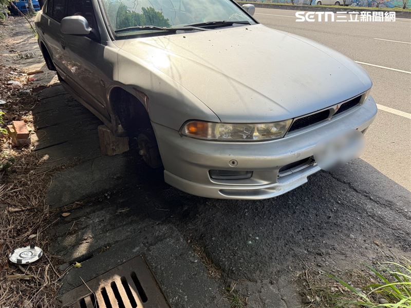 車主將愛車停在台一線旁，被竊賊盯上，車輪不翼而飛。（圖／翻攝畫面）