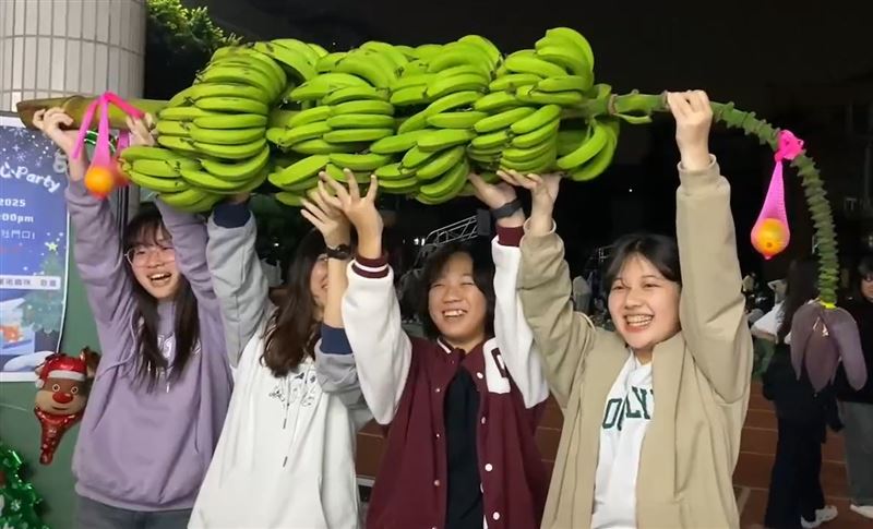 準備參加學測的台中女中學生合力「抬青蕉、橙」，大玩諧音梗討好采頭。(圖／台中女中提供)
