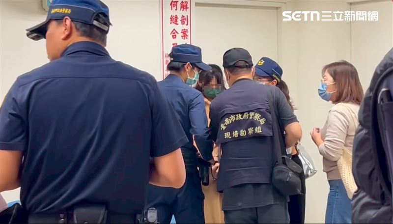 男嬰生母在結束檢方初步偵訊後頻頻落淚，社工在一旁陪同安撫。（圖／記者林昱孜攝影）