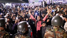 哈迪逝世消息傳回孟加拉後，民眾情緒激動。（圖／美聯社／達志影像）