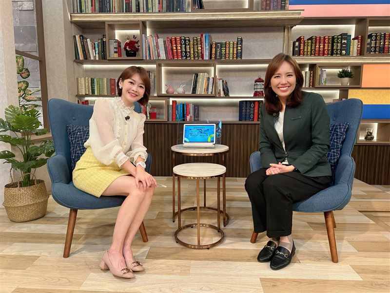 三立iNEWS《好宅敲敲話》最新一集，主持人廖婕妤（左）邀請住商不動產企研室執行總監徐佳馨（右）直言房市現況，指出全台已進入買方市場，桃園、台中、台南等重劃區，恐成為賣壓最集中的重災區。（圖／好宅敲敲門提供）