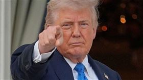 美國總統川普。川普於16日簽署公告，將全面禁止入境的國家擴大為19個，並且外加巴勒斯坦，引發國內議員批評「種族歧視無極限」。（圖／翻攝自X平台 @ElectionWiz）