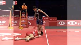 李詩灃扭傷跌到面前，周天成嚇到定住。（圖／翻攝自微博）