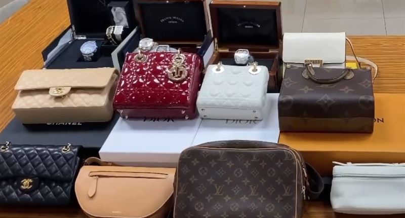 多款名牌精品包、手錶等被查獲。（圖／翻攝畫面）