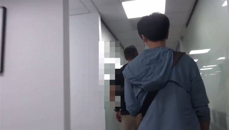 檢警大動作搜索17個處所後，帶回秦男等8名共犯偵辦。（圖／翻攝畫面）