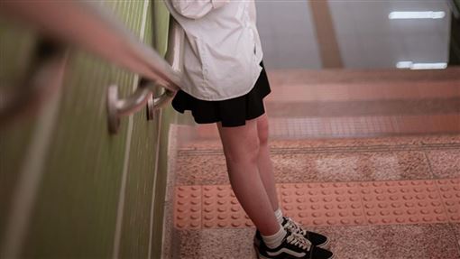 控男老師拍背戳手臂　國三女怒投訴教育局