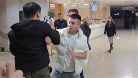 副所長古志銘30萬交保！火爆兒不滿媒體拍攝　當眾拉扯推擠+搶記者手機