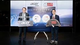 宏碁子公司倚天酷碁（2432）今（19）日宣布與汽車百貨龍頭麗車坊正式展開跨界合作，倚天酷碁總經理鍾逸鈞（左）、麗車坊總經理吳沐恩（右）皆表示樂觀。（圖／宏碁提供） 