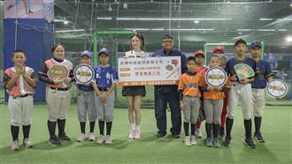 安心亞親切請教小球員  被「棒球夢」感動