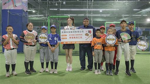 安心亞親切請教小球員  被「棒球夢」感動