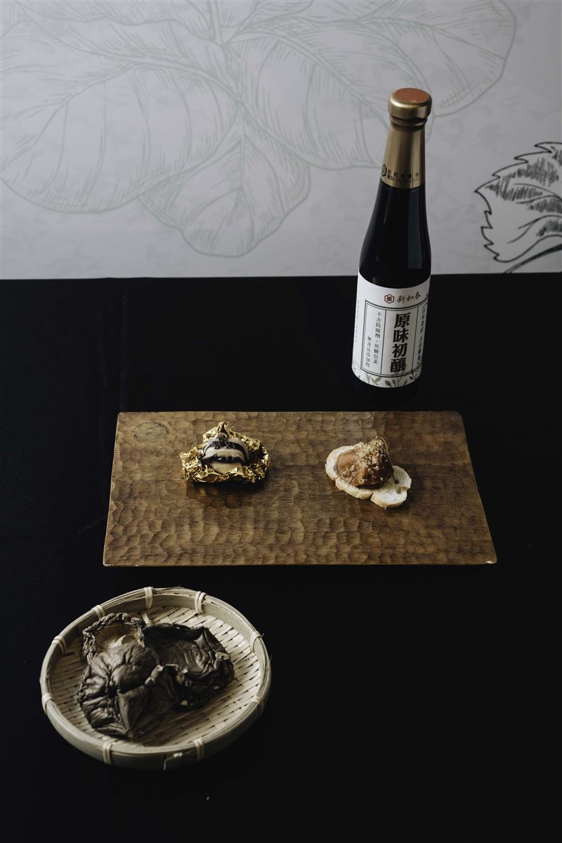 小小樹食行政主廚徐兆麟從植物性飲食與永續視角出發，分別用上安農場的香菇及新和春醬油推出「黑后金莎」和「初釀醬油凍與醋漬無花果」。（圖／好食好事提供）
