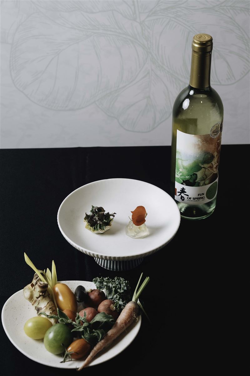好嶼 HOSU 主廚李易晏運用路葡萄酒莊之「春之繽紛」白葡萄酒及番挖水耕農場之各式蔬菜，分別創作出「路葡萄酒凍」及「綜合生菜小塔」兩項創意料理。（圖／好食好事提供)