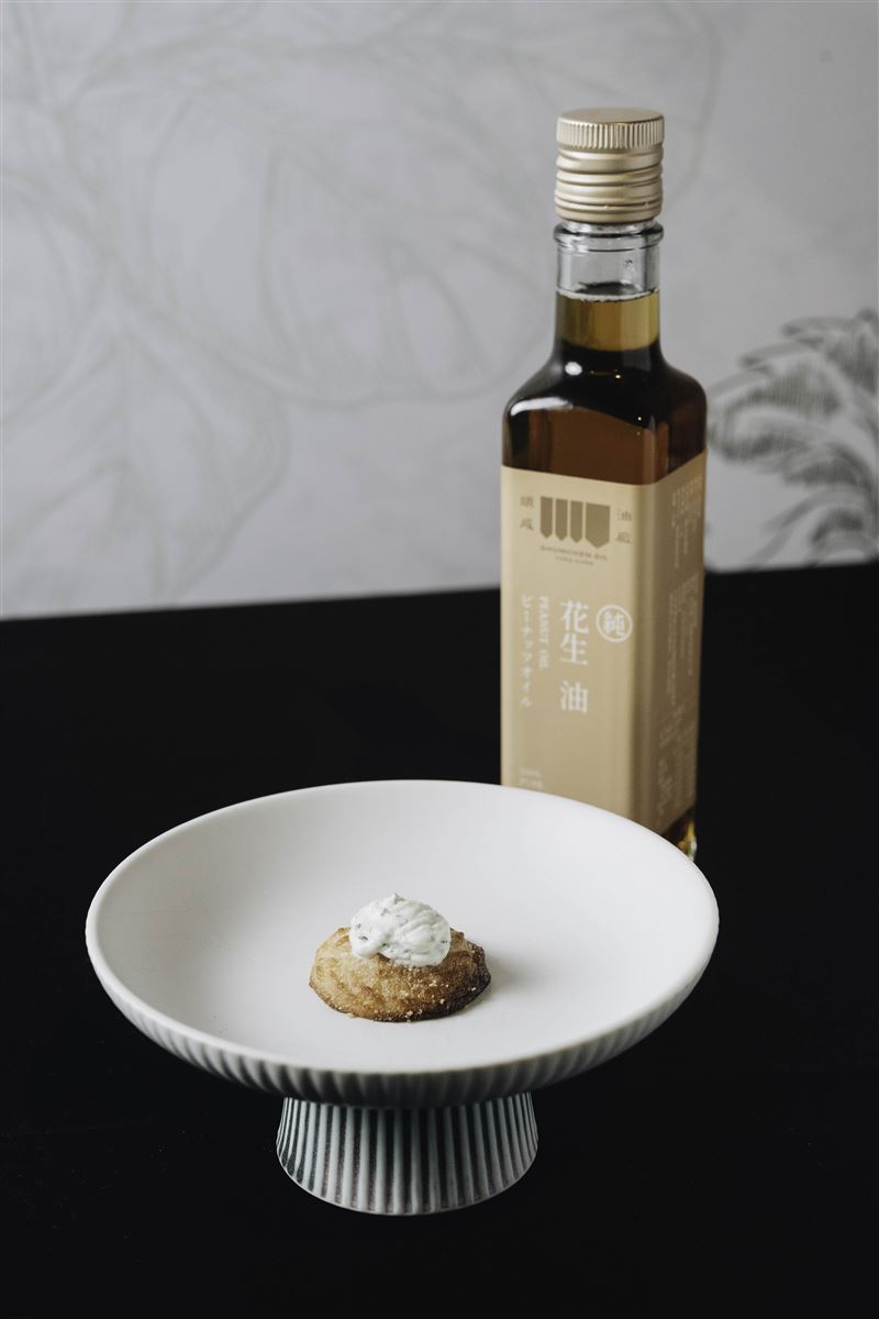 EMBERS 主廚郭庭瑋則以順成油廠的花生油為主角創作作品「花生派」，並運用芳苑風灣的船團隊在地食材研發另「羊火腿」、「蜆湯葉」及「金沙漬」三道料理。（圖／好食好事提供）