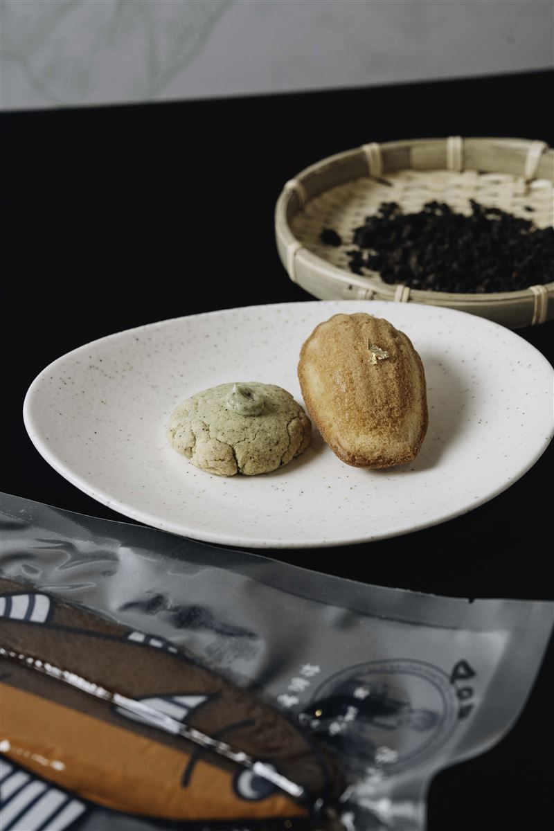 Tu Pang 地坊主廚張皓福推出以一口沙布列呈現泉發研茶烏龍茶葉的一生，另以李記烏魚子做出獨特口感的瑪德蓮。（好食好事基金會提供）