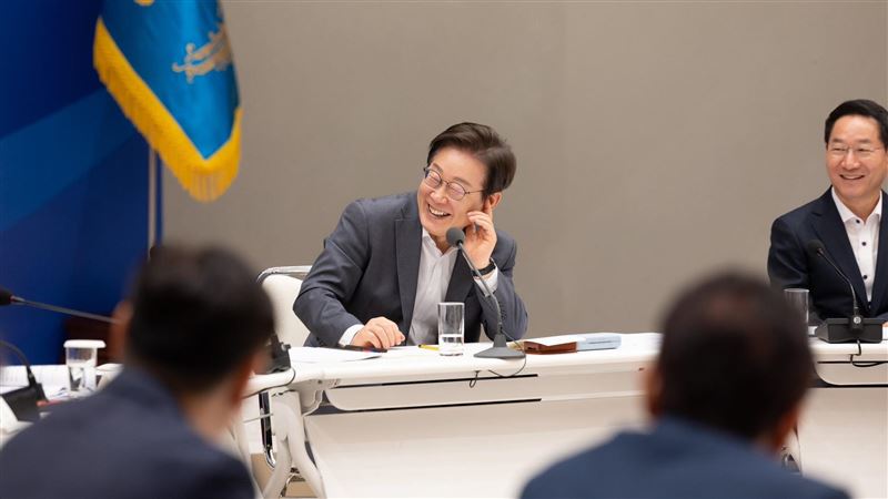 南韓總統李在明外交手段圓滑，在中美兩大強權中迎刃有餘。（圖／翻攝自李在明臉書）