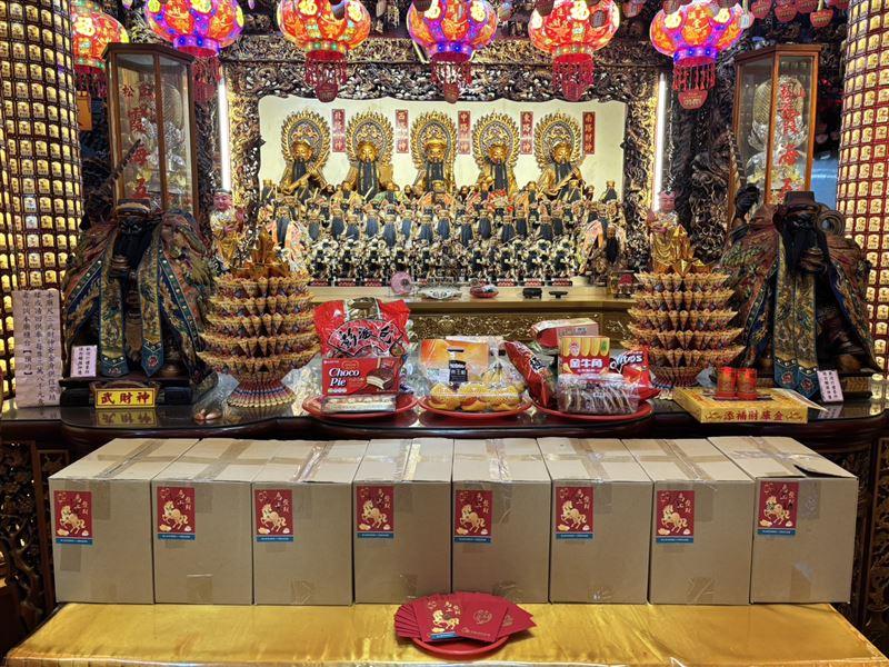 中國信託投信特別與香火鼎盛的松山霞海城隍廟五路財神聯名，製作限量4,000份「馬上發財」發財金，近日赴松山霞海城隍廟參拜信眾、投資人皆有機會領取。（圖／中國信託投信提供）