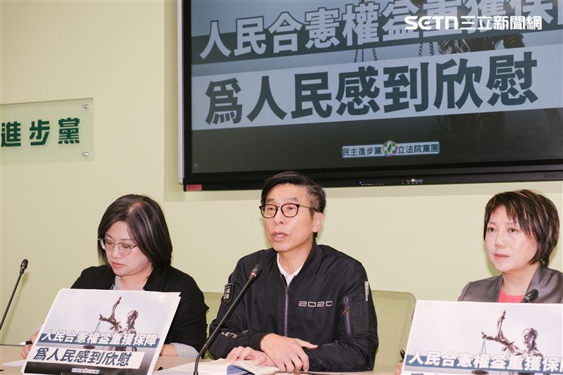 民進黨立院黨團召開記者會，對於憲法法庭判決，鍾佳濱表示：非常欣慰人民的權益重獲保障。（圖／記者楊士誼攝影）