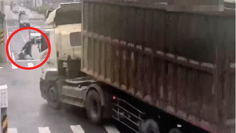 監視器拍下車禍瞬間。（圖／翻攝畫面）
