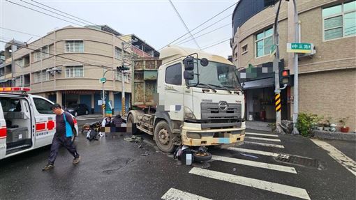 砂石車撞騎士！骨盆開裂緊急送醫搶救