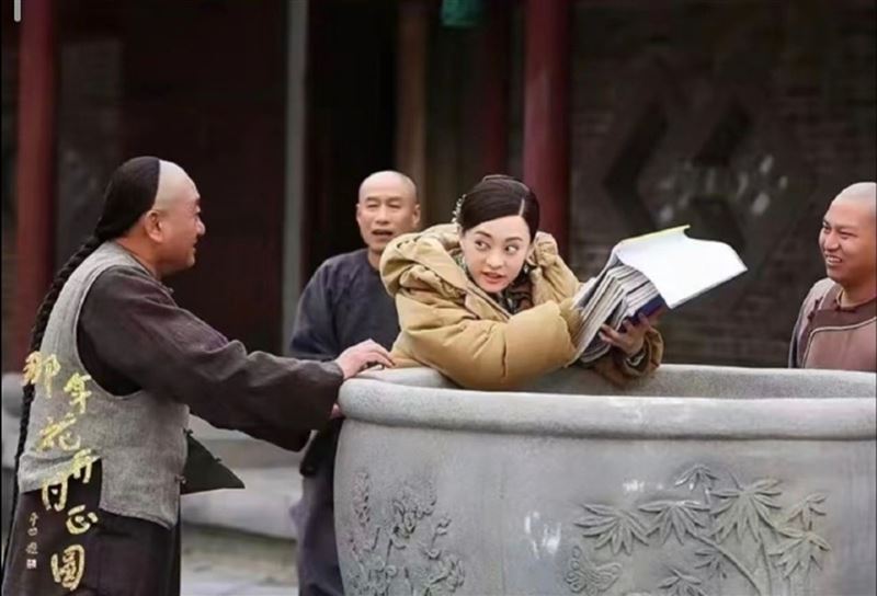 孫儷被網友發現，15年來幾乎每個冬天都穿同一件羽絨外套。（圖／翻攝自劇組學姐微博）