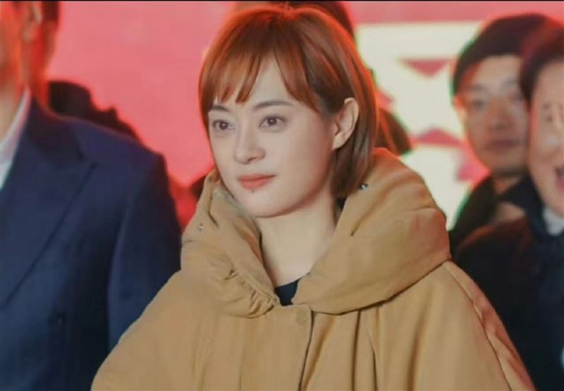 孫儷近日投入新劇《執迷》拍攝中，意外因為一件「棕色羽絨外套」登上熱搜。（圖／翻攝自劇組學姐微博）
