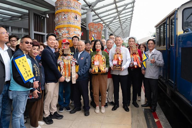 嘉義縣新港奉天宮、阿里山國家風景區管理處舉辦「阿里山神旅行」，臺澎金馬海神媽祖齊聚北門站，交通部長陳世凱也到現場參與活動。（圖／翻攝自交通部長陳世凱Threads）