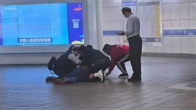  現場有民眾受傷倒地。（圖／翻攝畫面）