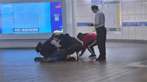 新／北車遭丟煙霧彈！北捷：列車恢復停靠