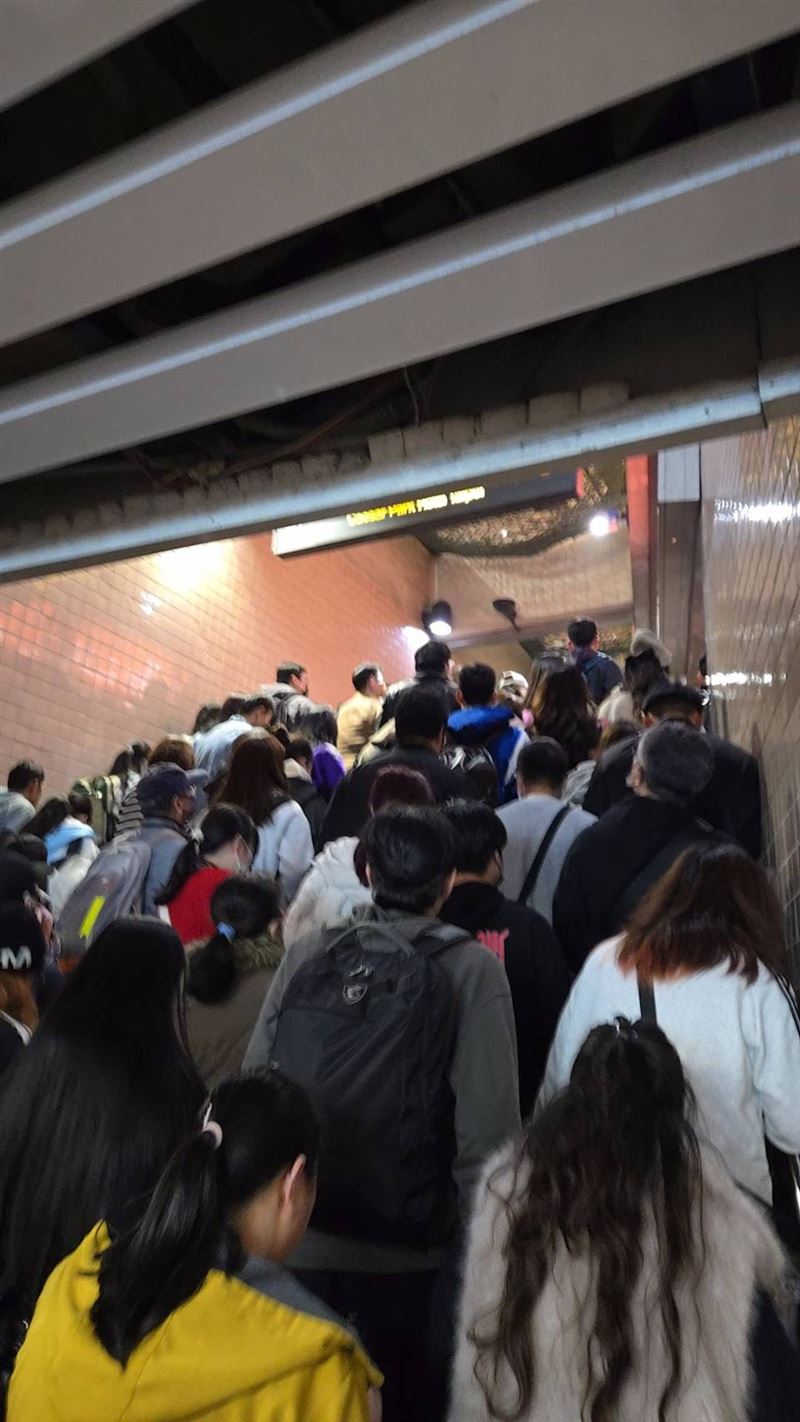 民眾從其他出口離開。（圖／翻攝畫面）