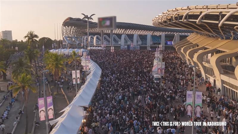 TWICE高雄場外，滿滿人潮。（圖／翻攝自YT）