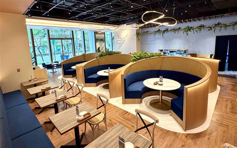 運用俐落的線條感燈飾搭配度假風藤編座椅，並規劃經典的「英格藍」座位區，將英式古典與現代摩登完美融合。（圖／品牌業者提供）