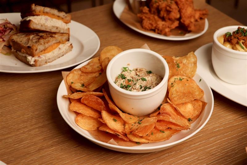 洋蔥沾醬脆片$280（臺南限定）。（圖／品牌業者提供）