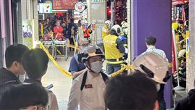 北車M8出口遭擲「煙霧彈」攻擊，40歲男吸入毒煙命危、防毒面罩嫌犯帶刀逃逸。(圖/翻攝畫面)