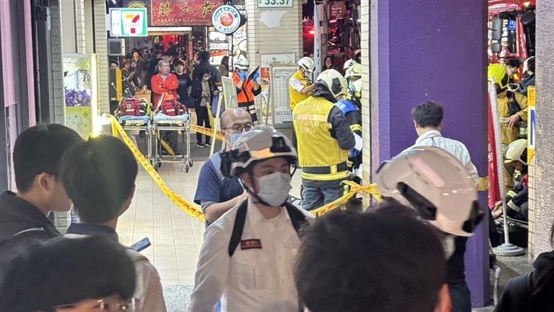 北車M7出口遭擲「煙霧彈」攻擊，57歲男吸入毒煙命危、防毒面罩嫌犯帶刀逃逸。(圖/翻攝畫面)