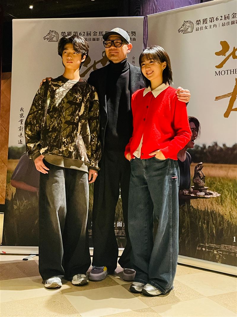 導演張吉安率演員許恩怡、白潤音出席上映茶敘。（圖／海鵬提供）