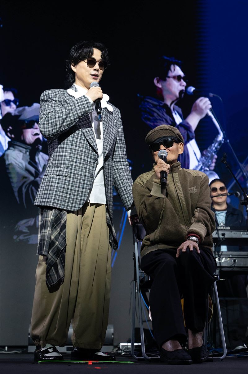 蕭煌奇邀請李炳輝合唱〈流浪到淡水〉。（圖／中華民國身心障礙者藝文推廣協會提供）