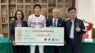 桃猿首輪秀回饋母校　鍾亦恩捐贈西苑高中