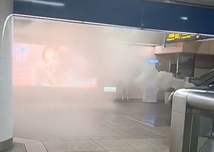 台北車站北捷M7出口遭人扔擲煙霧彈、隨機砍人，釀1死1傷。（圖／翻攝畫面）