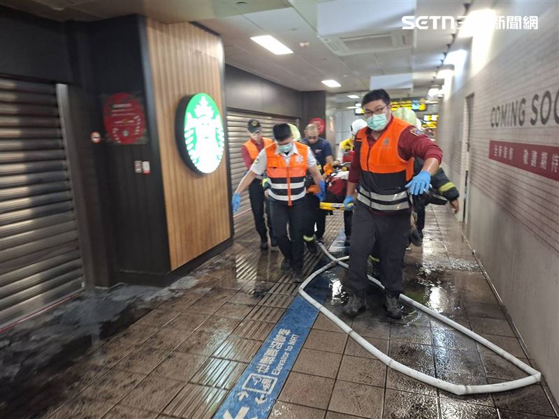 台北車站M7出口驚傳攻擊事件，1名民眾欲制止歹徒被砍成重傷。（圖／民眾提供）