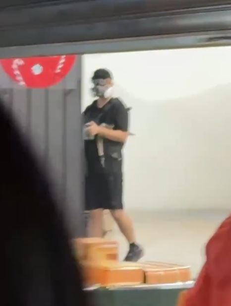 不明人士在北車丟擲煙霧彈。（圖／取自Threads）