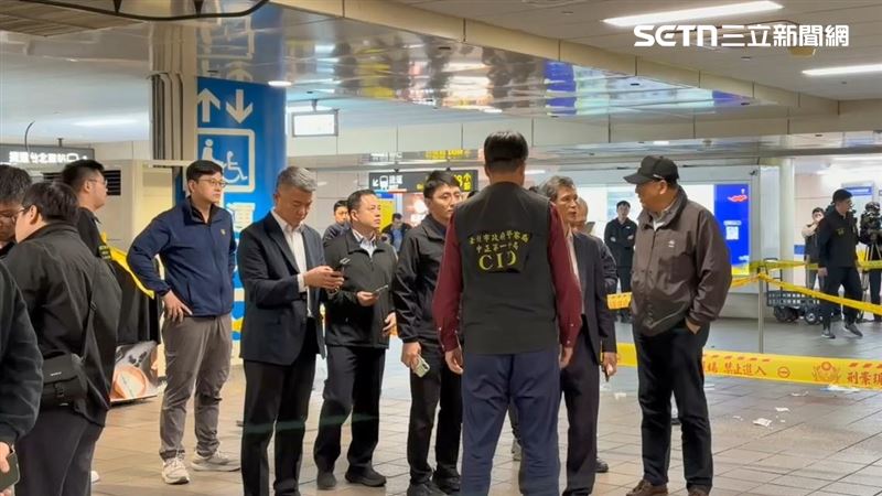 台北車站北捷M7出口遭人扔擲煙霧彈，北檢已指派檢察官前往現場調查。（圖／翻攝畫面）
