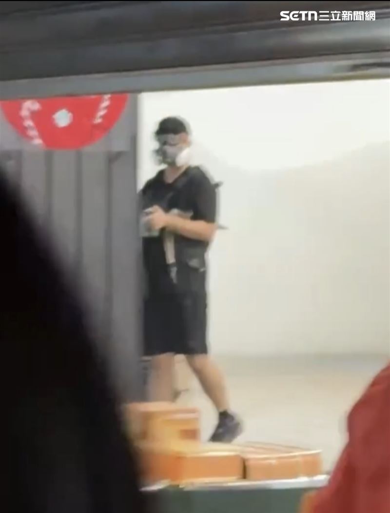 台北車站M7出口，遭人丟擲煙霧彈，造成2位民眾受傷，嫌犯畫面曝光。（圖／翻攝畫面）